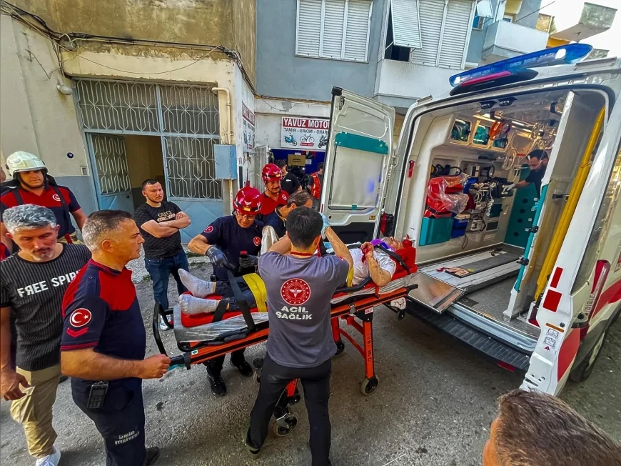 İzmir Buca’da Apartman Boşluğuna Düşen Vatandaş İtfaiyenin Müdahalesiyle Kurtarıldı
