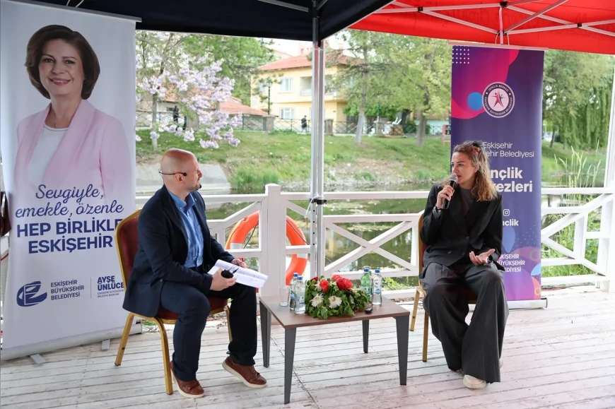 Eskişehir Büyükşehir Belediyesi’nin “Bir Sandalye, Bir Termos” Söyleşisinde Meryem Boz Gençlerle Buluştu