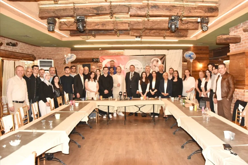 Manisa Dostlar Meclisi’nde Üniversite Öğrencileri Konuştu: “Barınmadan Güvenliğe Sorunlar Görmezden Gelinmemeli”