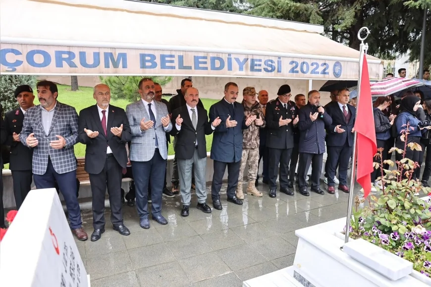 Çorum Valisi Ali Çalgan Gençlik Haftasında Şehitlikte Gençlerle Bir Araya Geldi
