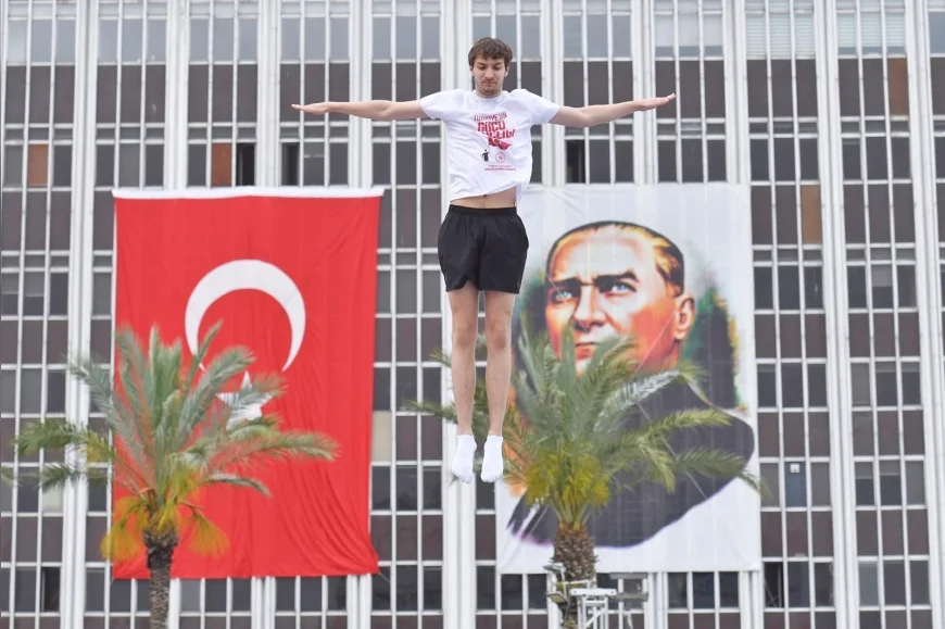 İzmir Büyükşehir Belediyesi’nin 19 Mayıs etkinlikleri spor, sanat ve gençlik buluşmalarıyla kente yayıldı
