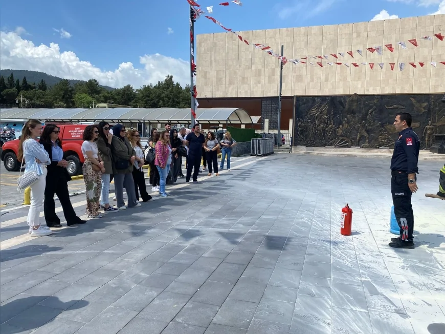 Yunusemre Belediyesi Personeline Yangın Eğitimi Verdi, Olası Risklere Karşı Müdahale Yöntemleri Uygulamalı Anlatıldı