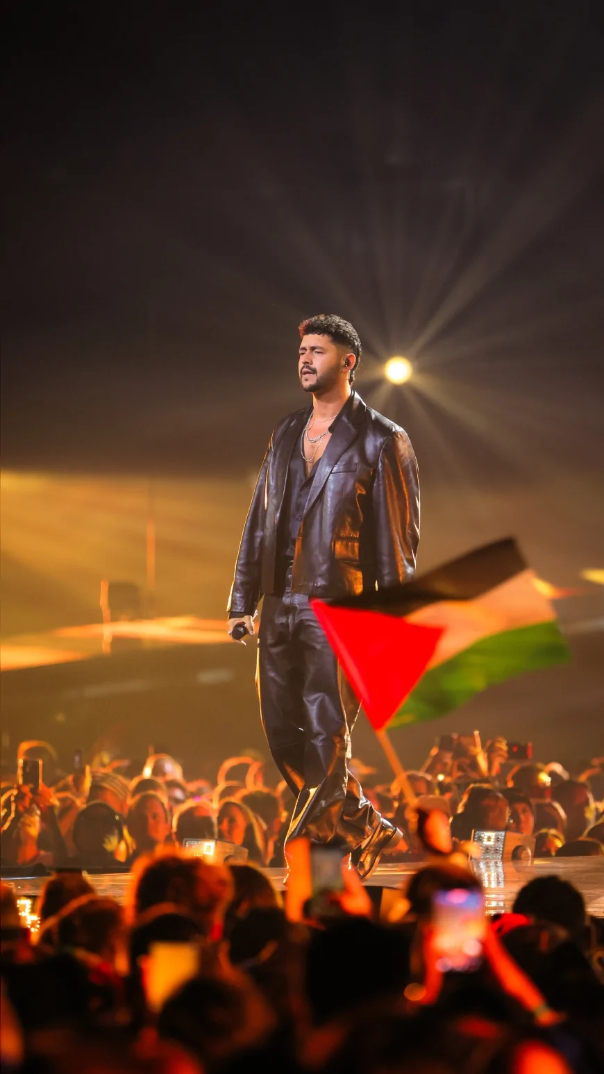 2026 Eurovision Finalinde İsrail Temsilcisi Sahnedeyken Açılan Filistin Bayrakları Aynı Kareye Yansıdı