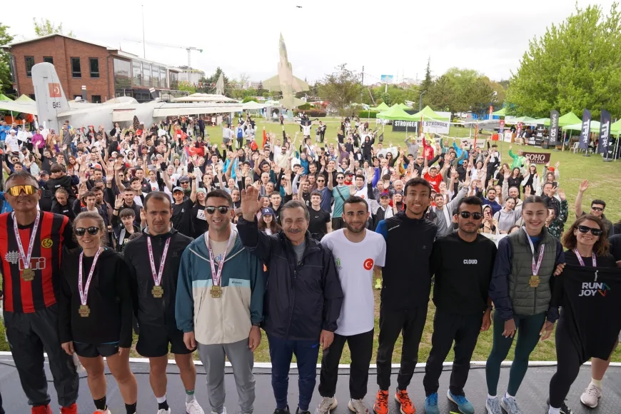 Tepebaşı Belediye Başkanı Ahmet Ataç: “19 Mayıs unutulacak bir bayram değil” 950 kişinin katıldığı koşu yağmura rağmen tamamlandı