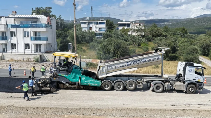 Aydın Büyükşehir Belediyesi Didim Akbük Ana Caddesinde Bayram Öncesi Sıcak Asfalt Çalışmalarını Sürdürüyor