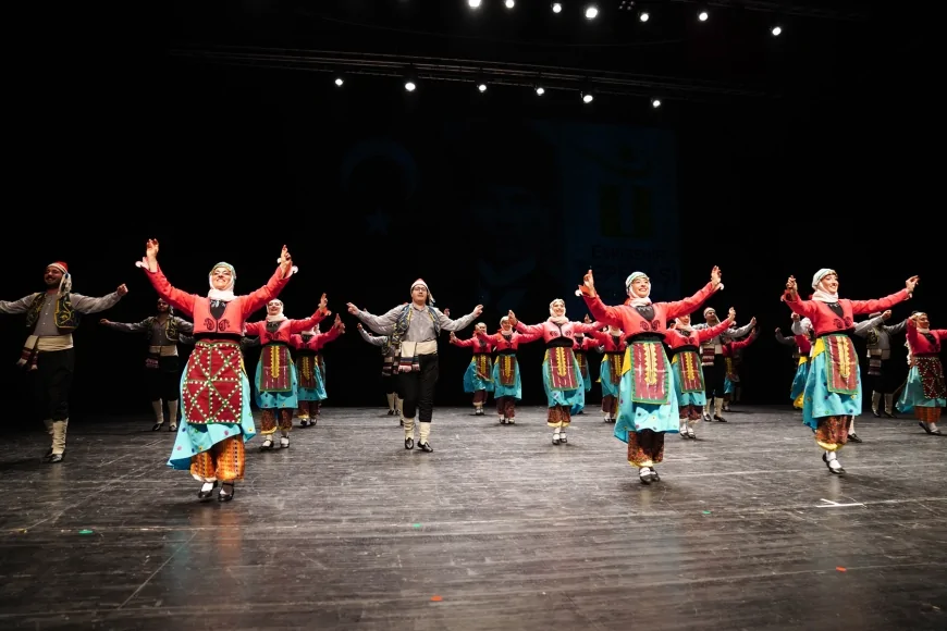 TEPEBAŞI BELEDİYESİ HALK DANSLARI TOPLULUĞU 19 MAYIS’A ÖZEL GÖSTERİYLE ESKİŞEHİRLİLERDEN TAM NOT ALDI
