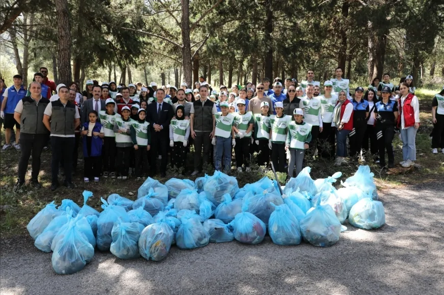 Manisa’da “Orman Benim” kampanyasında yüzlerce kilo atık toplandı, yangın riskine karşı farkındalık çağrısı yapıldı