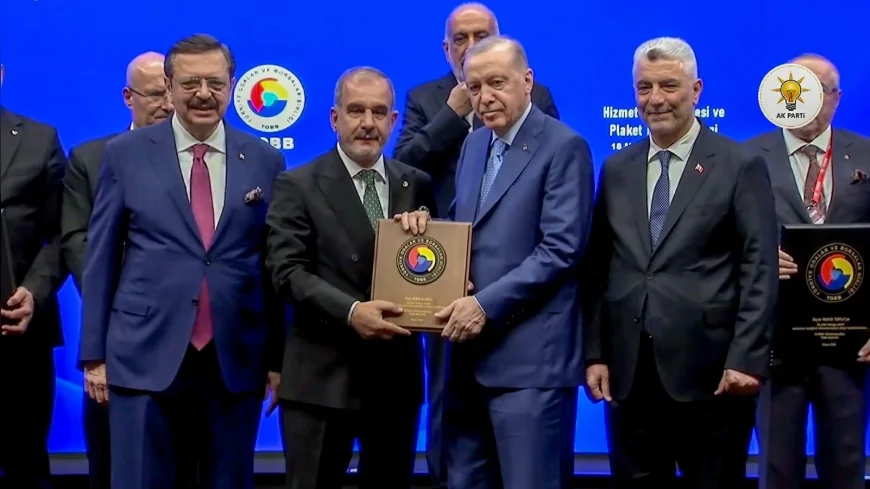 CUMHURBAŞKANI RECEP TAYYİP ERDOĞAN TOBB TÖRENİNDE ELAZIĞ TSO BAŞKANI İDRİS ALAN’A HİZMET ŞEREF BELGESİ TAKDİM ETTİ
