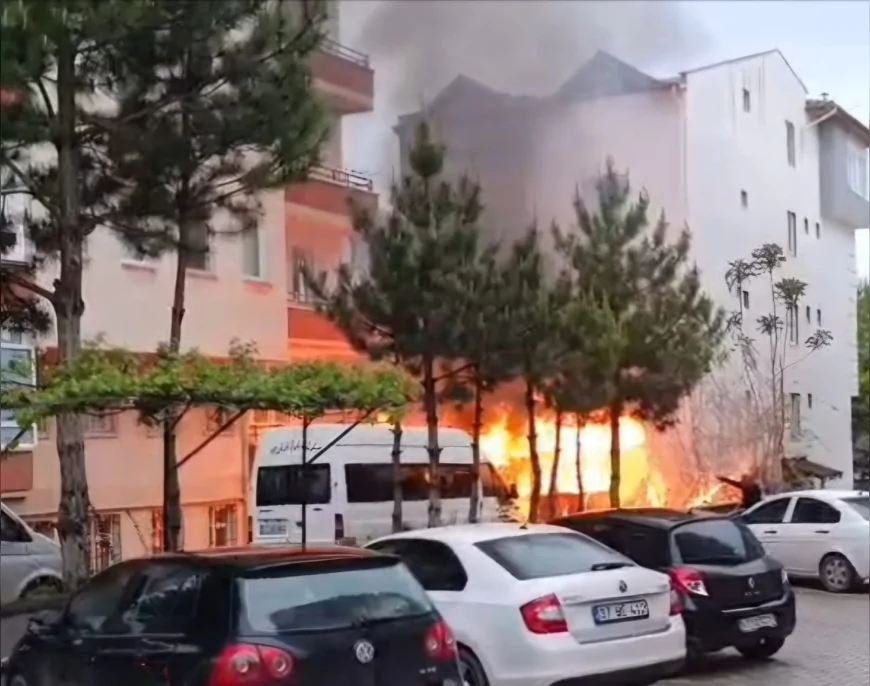 Çorum’da Apartman Bahçesindeki Kameriye Yangını Araçlara Sıçradı