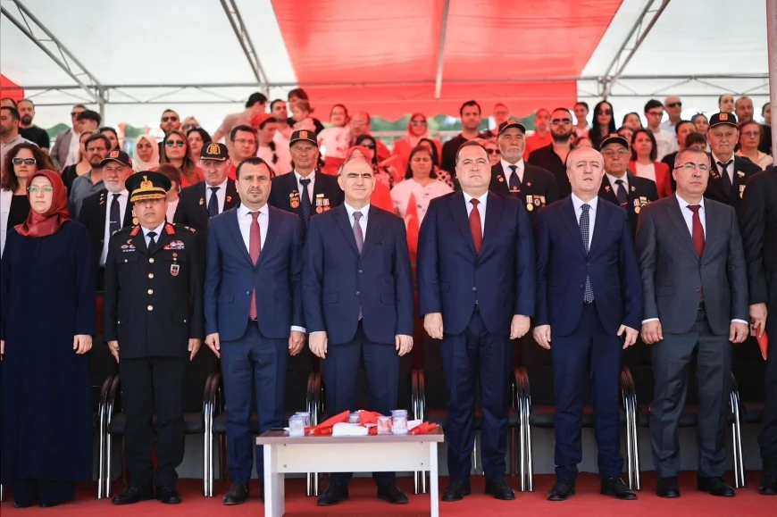 Manisa’da 19 Mayıs Atatürk’ü Anma Gençlik ve Spor Bayramı Cumhuriyet Meydanı’nda Coşkuyla Kutlandı