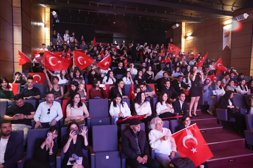 Maltepe’de 19 Mayıs ruhu gençlerin sahne performanslarıyla yeniden canlandı