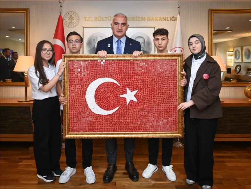 Kültür ve Turizm Bakanı Mehmet Nuri Ersoy: “Gençlerin kültürel mirasa katkısı geleceği güçlendiriyor” mesajıyla genç sanatçıları Bakanlıkta ağırladı