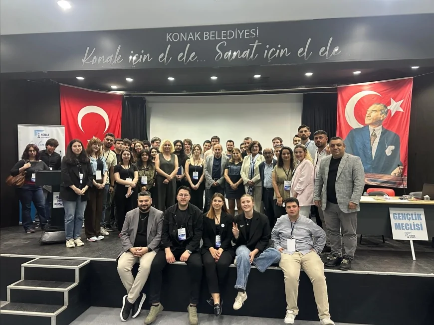 Konak Kent Konseyi Gençlik Meclisi seçimlerinde Simge Kartal başkan seçildi, gençler katılım mesajı verdi