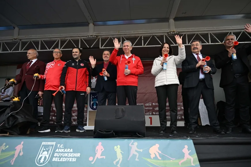Ankara Büyükşehir Belediye Başkanı Mansur Yavaş ATA Çiftliği’ndeki yarı maratonun startını verdi