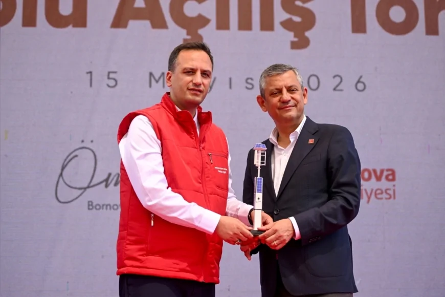 Bornova Belediyesi parklarda hibrit enerji direkleriyle temiz enerji dönemini başlattı