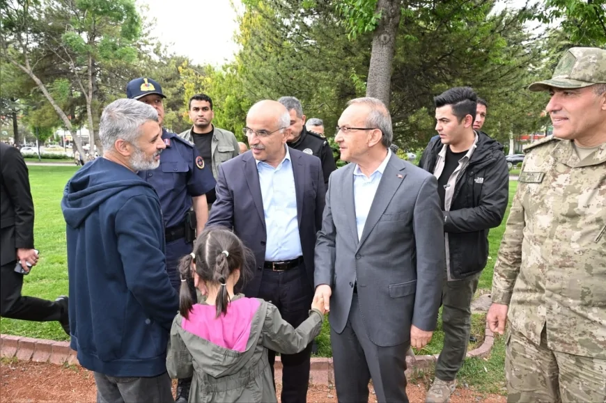 Malatya Büyükşehir Belediye Başkanı Sami Er deprem sonrası sahaya indi vatandaşlarla görüştü