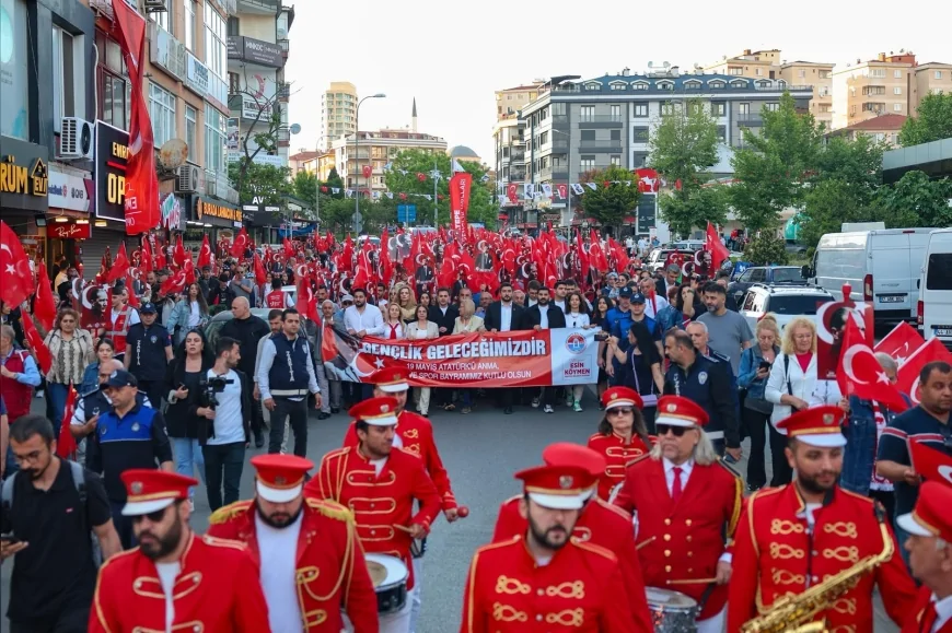 Maltepe’de 19 Mayıs Coşkusu Meşaleli Yürüyüş ve Zeynep Bastık Konseriyle Zirveye Taşındı