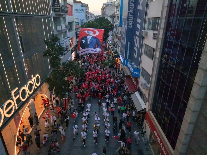 Karşıyaka’da binlerce kişinin katıldığı 19 Mayıs kortejinde Cumhuriyet ve Atatürk vurgusu öne çıktı!