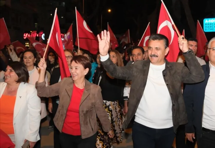 Dikili’de coşku Türk bayrakları ve meşalelerle düzenlenen yürüyüşe taşındı