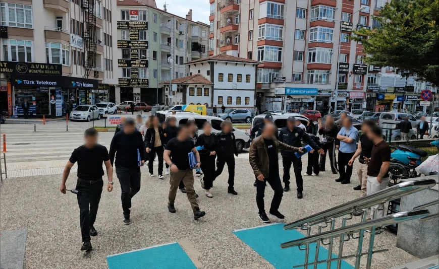 Çorum’da güzellik salonu soruşturmasında müşteri hesaplarını boşalttıkları iddia edilen 5 şüpheli adliyeye sevk edildi