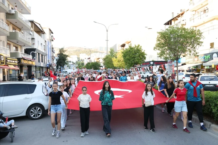 Çiğli’de 19 Mayıs Coşkusu Fener Alayı ve Kortej Yürüyüşüyle Sokaklara Taştı