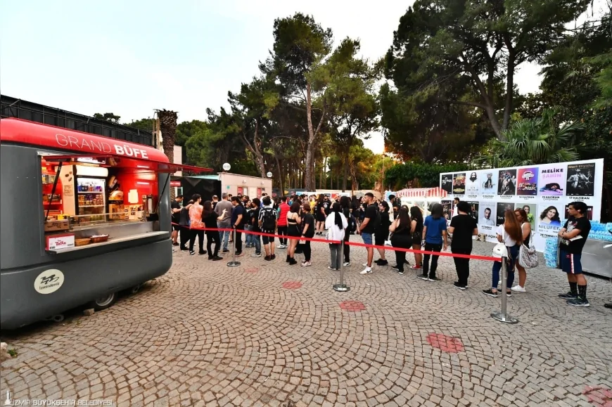 İzmir Büyükşehir Belediyesi gençlere bir yıl boyunca üç ücretsiz kültür sanat bileti verecek