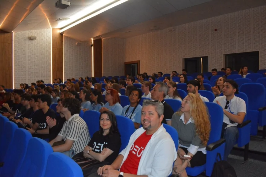 Ege Üniversitesinde Düzenlenen Münazara Yarışmasında Gençler Yapay Zekâyı Tartıştı