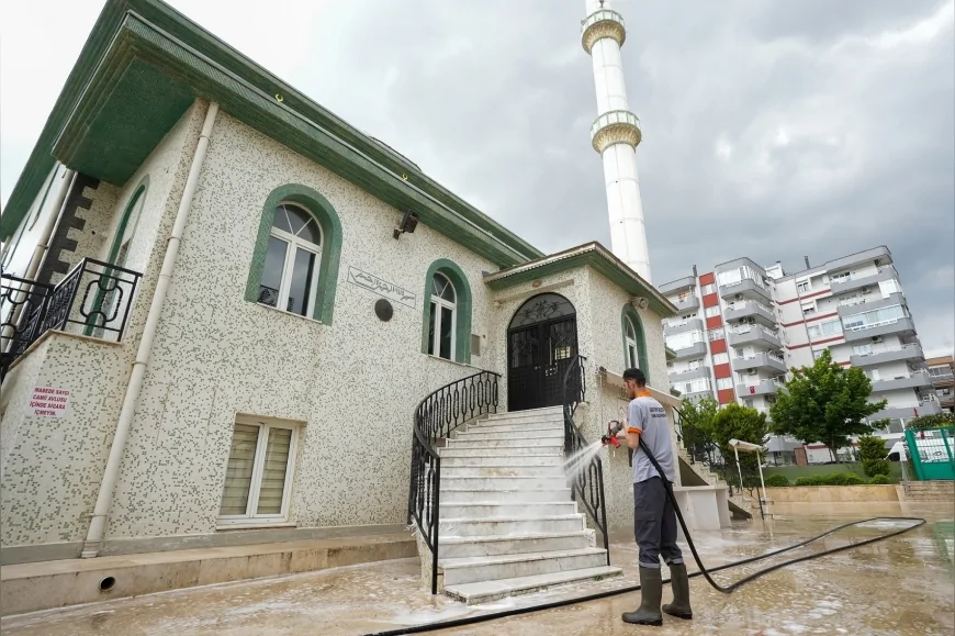 Gaziemir Belediyesi Kurban Bayramı öncesi cami ve mezarlıklarda kapsamlı temizlik gerçekleştirdi