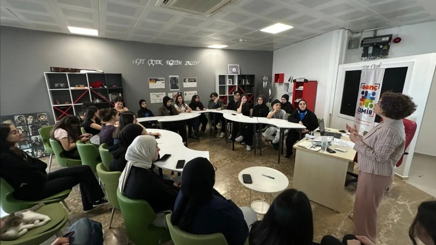 İzmir Büyükşehir Belediyesi gençlere dijital şiddet ve siber zorbalığa karşı eğitim başlattı