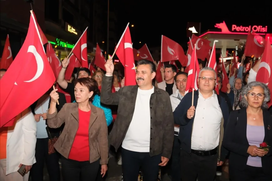 Dikili’de 19 Mayıs kutlamaları meşaleli gençlik yürüyüşü ve konserle sürdü