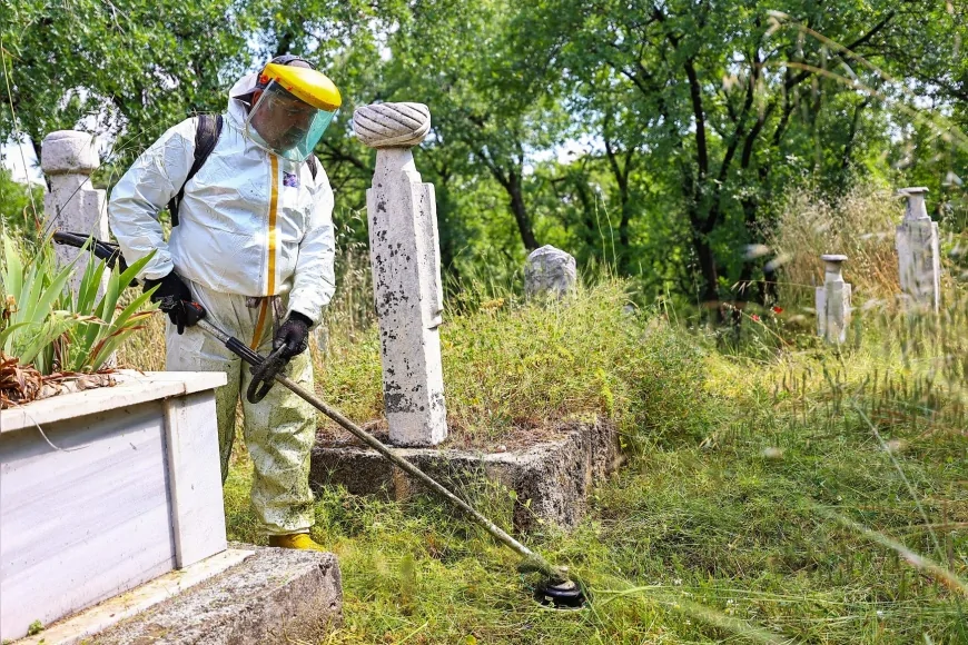 Denizli Büyükşehir Belediyesi bayram öncesi 115 mezarlıkta temizlik ve bakım çalışmalarını yoğunlaştırdı