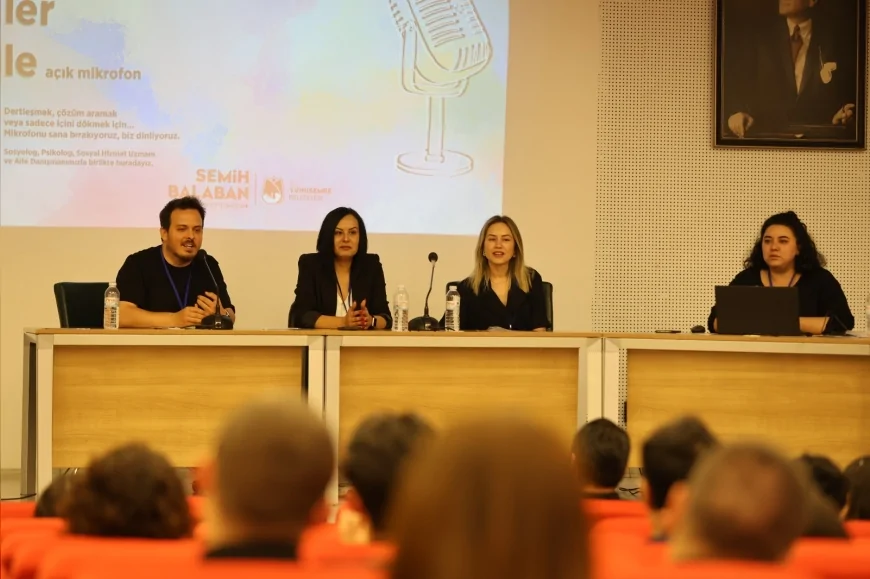 Yunusemre Belediyesi’nin Açık Mikrofon Etkinliğinde Gençler Sorunlarını Uzmanlarla Paylaştı