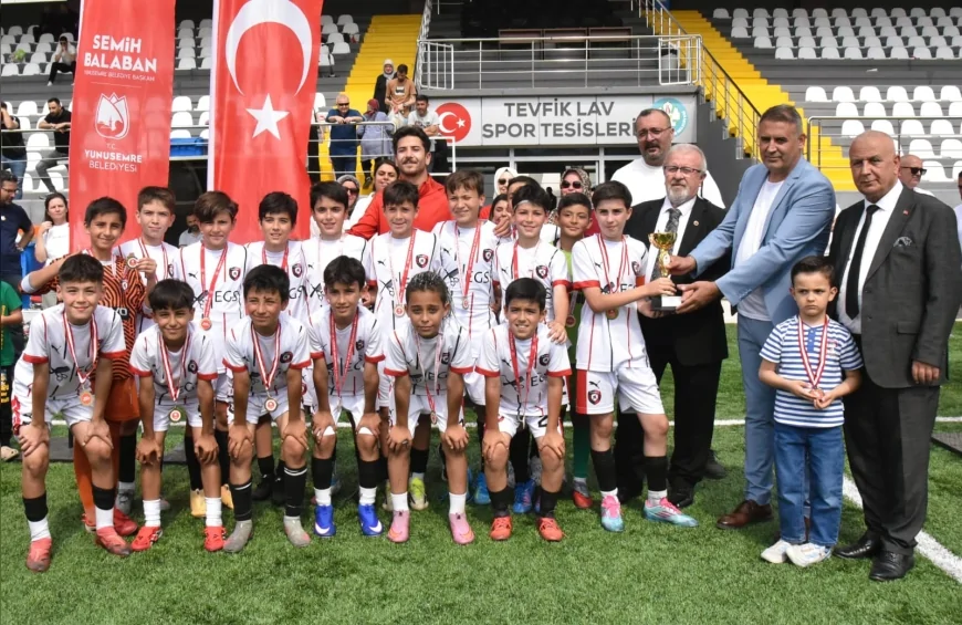 Yunusemre Belediyesi 19 Mayıs Futbol Turnuvası’nda Minik Sporcular Centilmence Mücadele Etti