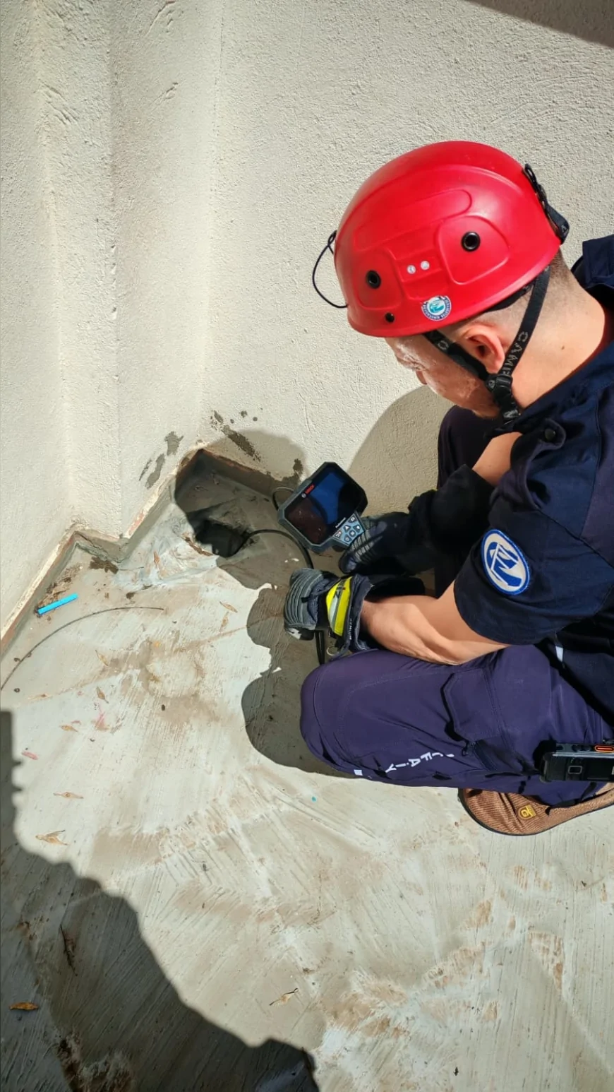 ESKİŞEHİR BÜYÜKŞEHİR BELEDİYESİ İTFAİYE EKİPLERİ KURTULUŞ MAHALLESİ YOLVEREN SOKAK’TA SU GİDER BORUSUNA DÜŞEN 3 YAVRU KEDİYİ ENDOSKOPİK KAMERA DESTEKLİ OPERASYONLA KURTARDI