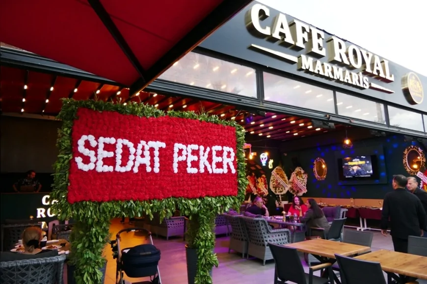 Marmaris’te açılan Cafe Royal etkinliğinde “Sedat Peker” yazılı çelenk dikkat çekti