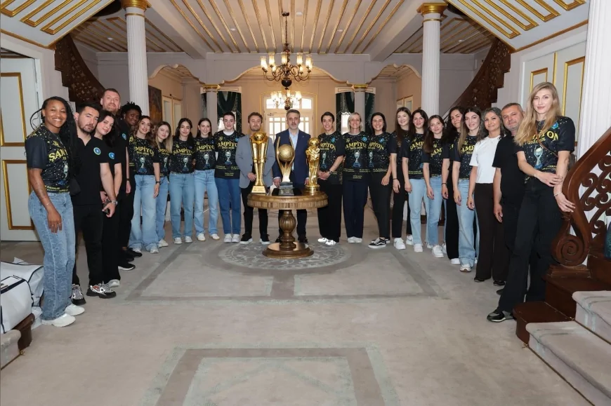 Bursa Büyükşehir Belediyespor Kadın Hentbol Takımı şampiyonluk kupalarıyla Başkan Vekili Şahin Biba’yı ziyaret etti