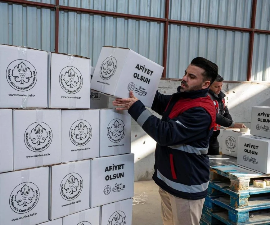 Manisa Büyükşehir Belediyesi’nin bayram öncesi gıda desteği ihtiyaç sahibi ailelerin sofralarına ulaştı