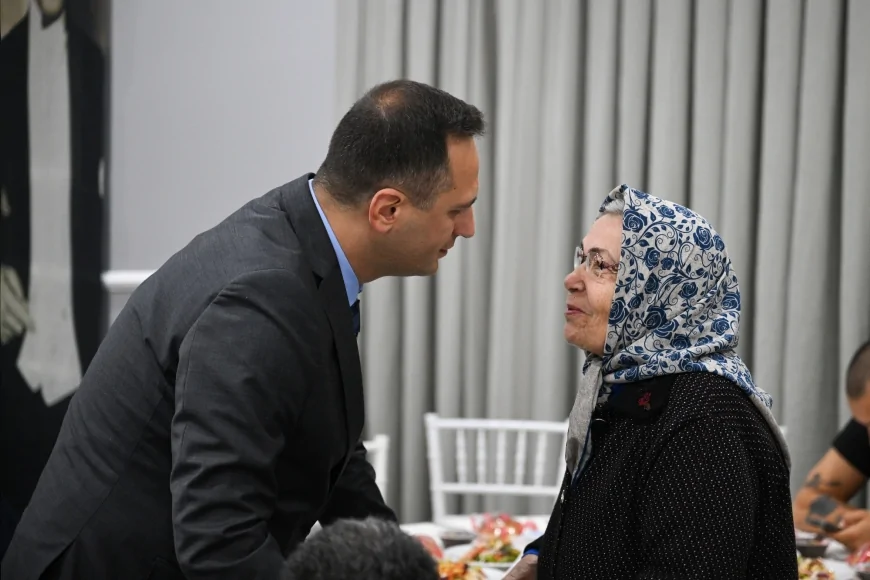 Bornova’nın çınarları Sağlıklı Yaş Alma Merkezi’nde bayram sevincini şarkılarla paylaştı