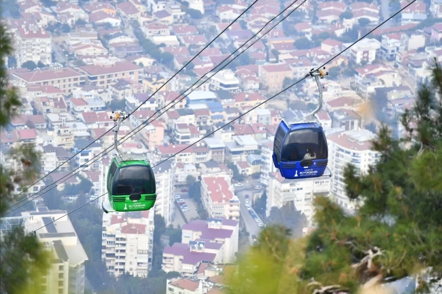 İzmir Büyükşehir Belediyesi Balçova Teleferik Tesisleri’nde yaz tarifesini uygulamaya aldı