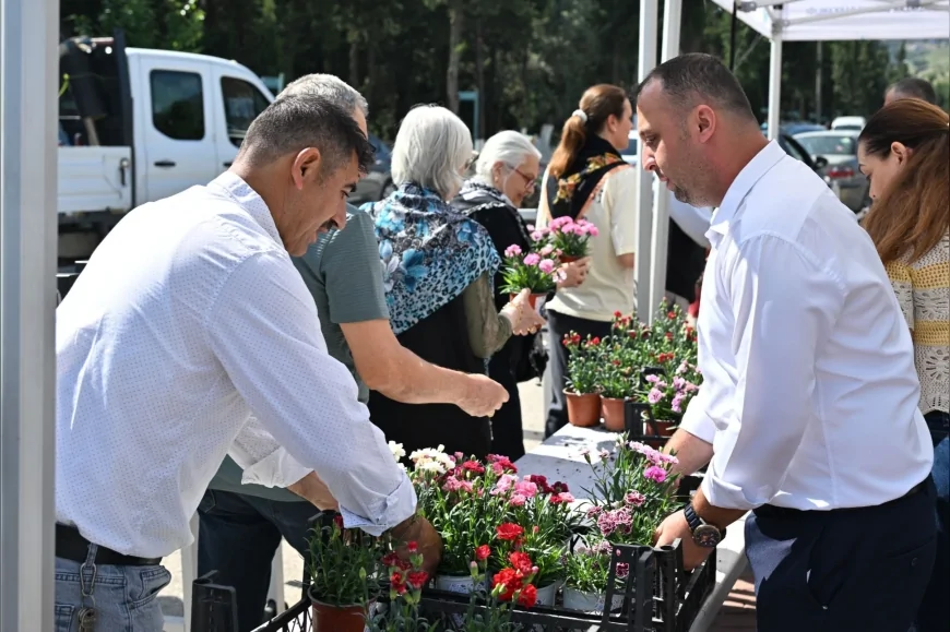 Manisa Büyükşehir Belediyesi 17 ilçede mezarlıklarda bayram öncesi çiçek ve bakım hizmeti gerçekleştirdi