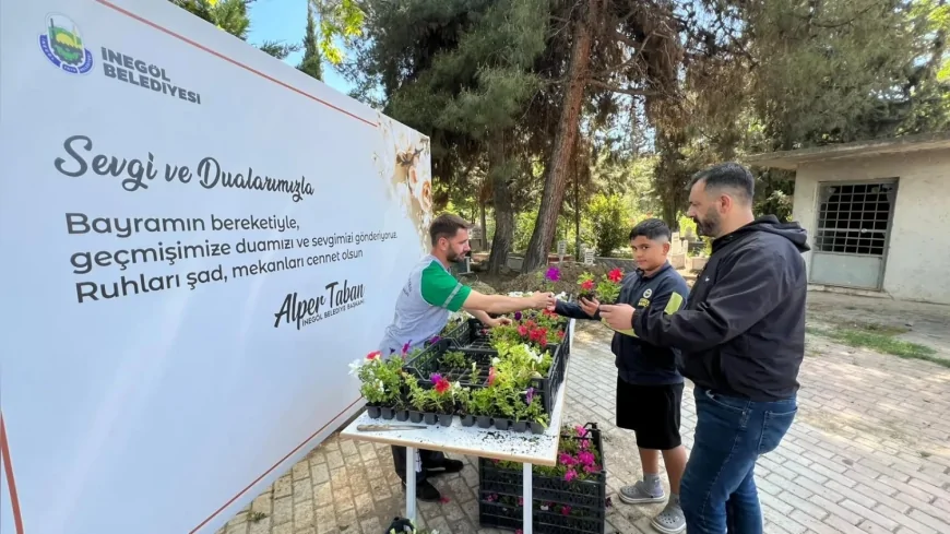 İnegöl Belediyesi Kurban Bayramı Arifesinde 10 Mezarlıkta 6 Bin Çiçek Dağıttı