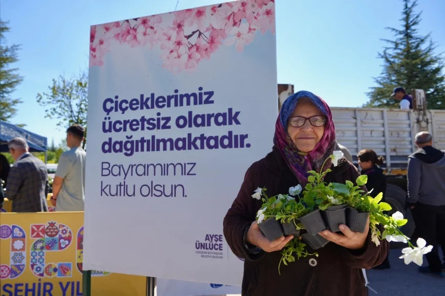 Eskişehir Büyükşehir Belediye Başkanı Ayşe Ünlüce Bayram Arifesinde Mezarlık Ziyaretçileriyle Buluştu