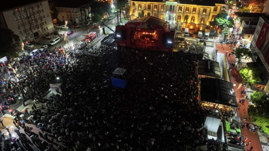 Manisa’da Duman Konseriyle Gençlik Festivali Finali Yağmura Rağmen Binlerce Kişiyi Buluşturdu