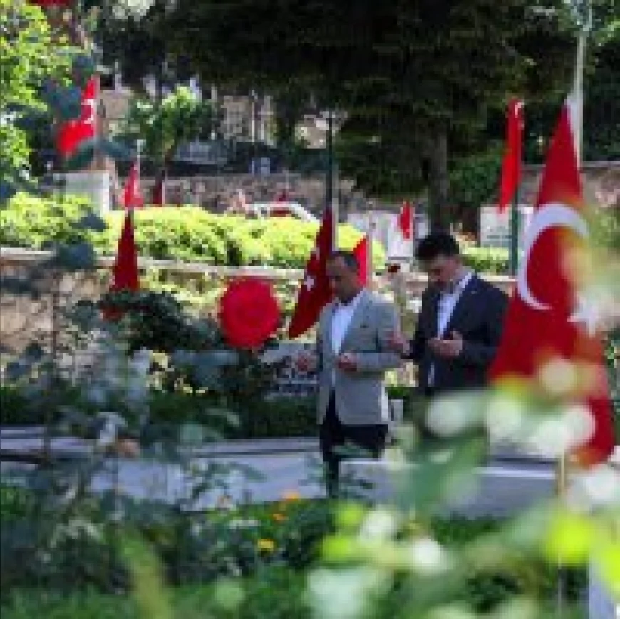 BURSA BÜYÜKŞEHİR BELEDİYESİ BAŞKAN VEKİLİ ŞAHİN BİBA’DAN KURBAN BAYRAMI AREFESİNDE ŞEHİTLİKLER VE ESNAF ZİYARETİ GERÇEKLEŞTİ