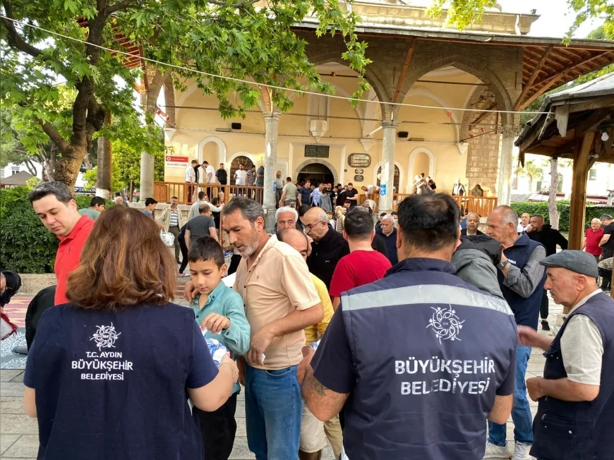 Aydın Büyükşehir Belediyesi Kurban Bayramı’nda Vatandaşlara Lokum ve Limonata İkram Etti