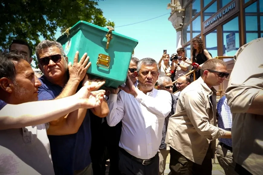 CHP Grup Başkanı Özgür Özel’in Amcası Necati Özel Manisa’da Son Yolculuğuna Uğurlandı