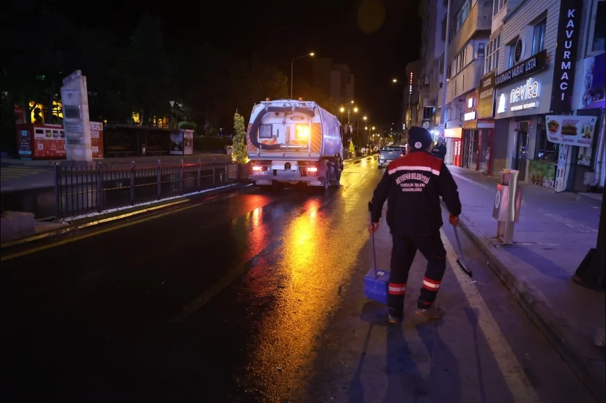 Nevşehir Belediyesi Kurban Bayramı Öncesi Gece Mesaisiyle Cadde ve Sokaklarda Temizlik Seferberliği Gerçekleştirdi