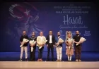 DENİZLİ BÜYÜKŞEHİR BELEDİYE BAŞKANI BÜLENT NURİ ÇAVUŞOĞLU: “BU ŞEHİRDE BİRLİKTE ÜRETMEYİ VE PAYLAŞMAYI BÜYÜTMEK İSTİYORUZ” DEDİĞİ HALK OYUNLARI GECESİ “HASAT” SAHNEDE YOĞUN İLGİ GÖRDÜ