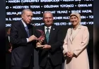 ATO BAŞKANI GÜRSEL BARAN KIZILAY’IN YILIN KAMU KURUMU BAĞIŞÇISI ÖDÜLÜNÜ CUMHURBAŞKANI ERDOĞAN’DAN ALDI
