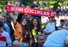 Bursa’da binlerce vatandaş A Milli Futbol Takımı’nın maçını dev ekranlarda omuz omuza takip etti